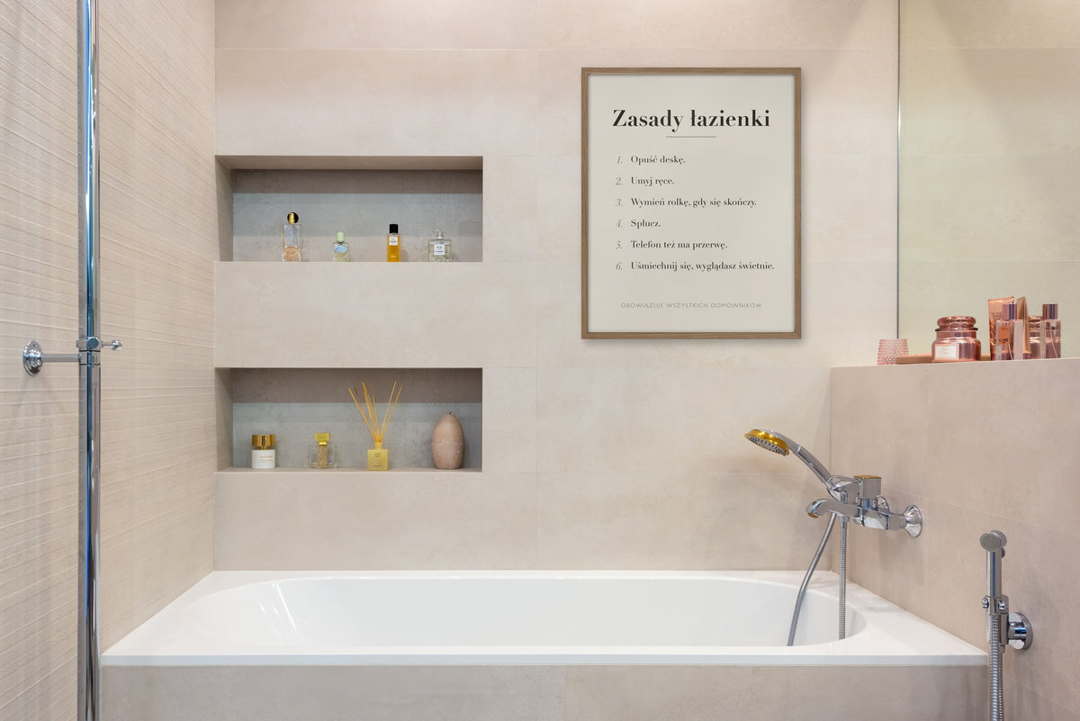 Plakat Zasady łazienki 40x50 w ramie na ścianie łazienki (rama poglądowa)