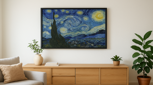 Reprodukcja „Gwiaździstej nocy” van Gogha w ramie w aranżacji salonu – poradnik dekoracje