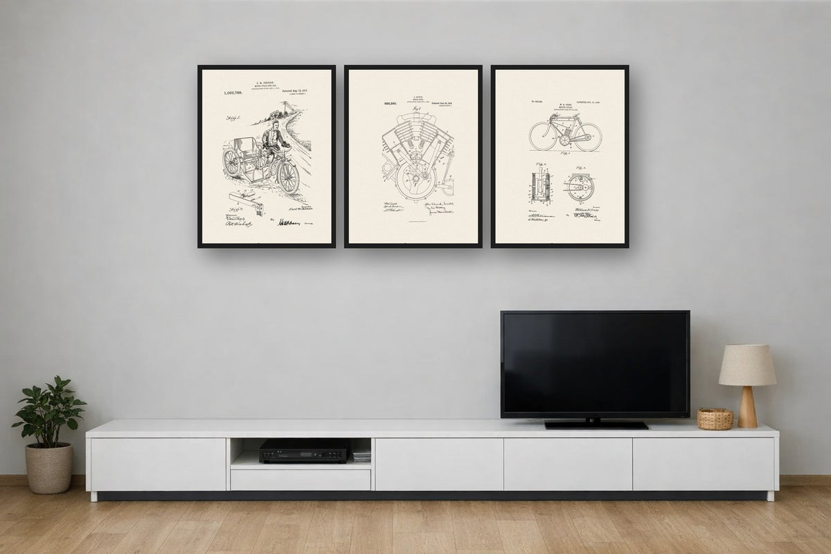Plakaty dla motocyklisty: rysunki patentowe vintage, zestaw 3 plakatów na ścianie nad szafką RTV