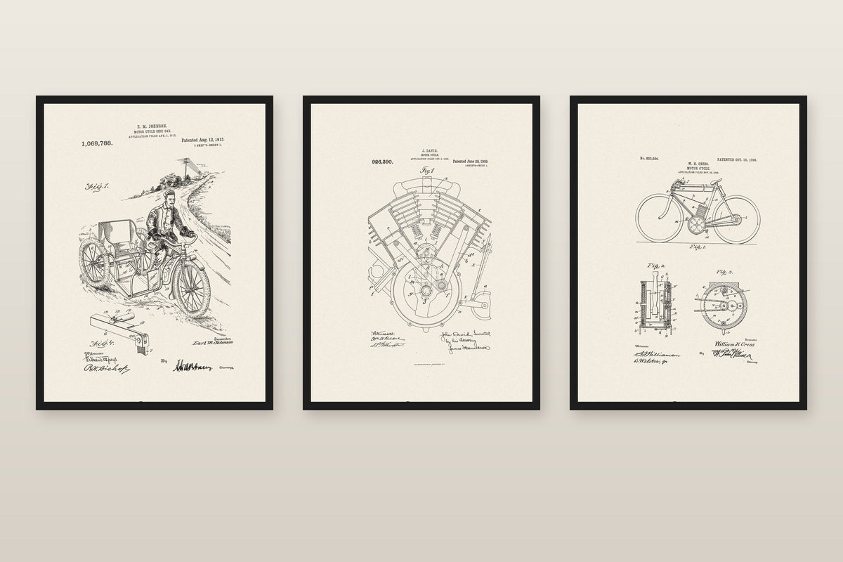 Plakaty dla motocyklisty: rysunki patentowe vintage, zestaw 3 plakatów na jasnej ścianie