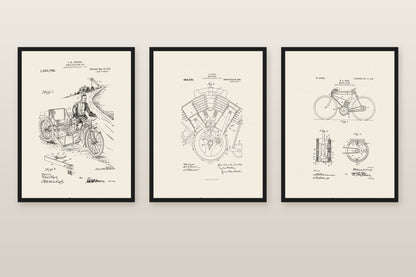 Plakaty dla motocyklisty: rysunki patentowe vintage, zestaw 3 plakatów na jasnej ścianie