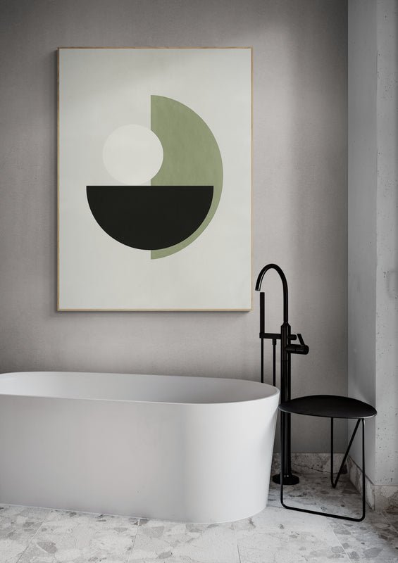 Plakat z zielonym i czarnym geometrycznym motywem koła i półkola na ścianie w nowoczesnej łazience z wolnostojącą wanną