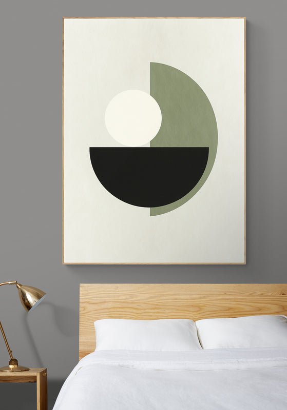 Plakat z geometrycznym motywem koła i półkola w zieleni, czerni i bieli zawieszony nad łóżkiem z drewnianym zagłówkiem w nowoczesnej sypialni