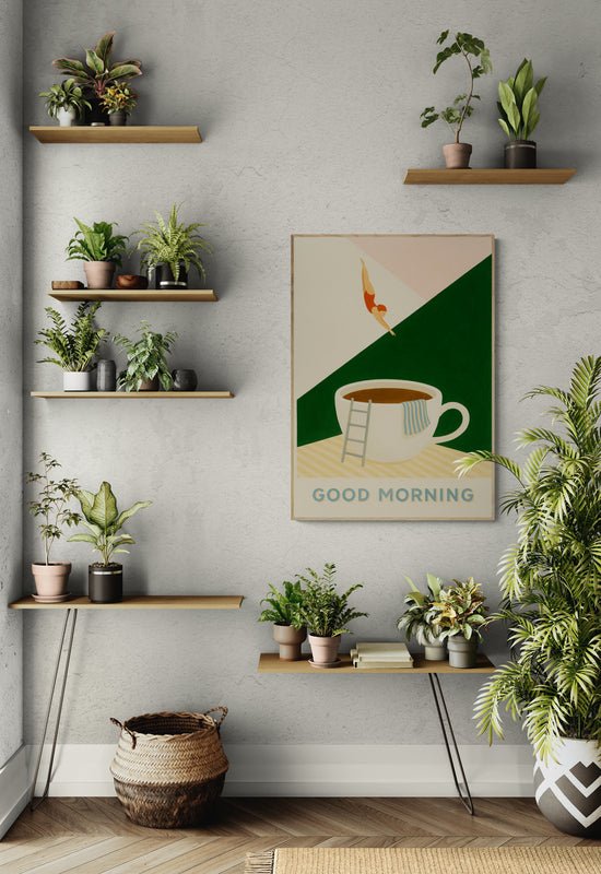 Plakat z napisem "Good Morning" i filiżanką kawy zawieszony na ścianie otoczonej półkami z roślinami i dużymi doniczkami