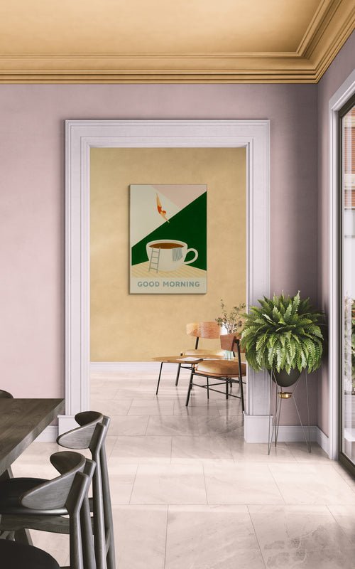 Plakat z napisem "Good Morning" i ilustracją filiżanki kawy zawieszony w ramie drzwiowej między dwoma pomieszczeniami w eleganckim wnętrzu z marmurową podłogą i roślinami