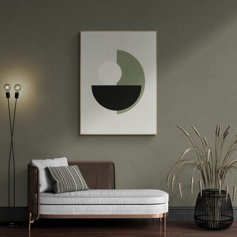 Plakat z geometrycznym wzorem koła i półkola w odcieniach zieleni i czerni na oliwkowej ścianie, nad elegancką sofą w przytulnym salonie