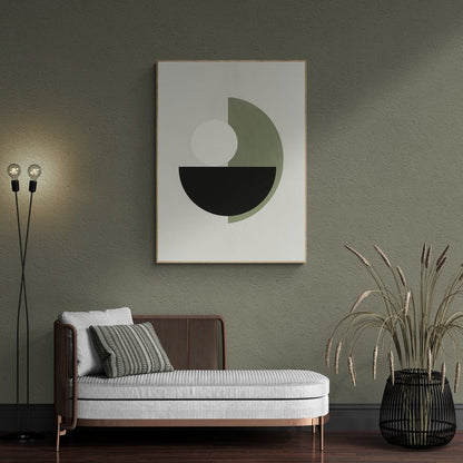 Plakat z geometrycznym wzorem koła i półkola w odcieniach zieleni i czerni na oliwkowej ścianie, nad elegancką sofą w przytulnym salonie