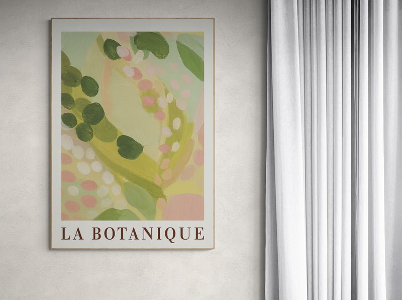 Plakat z napisem "La Botanique" i pastelowym, botanicznym wzorem zawieszony na jasnej ścianie obok białej zasłony