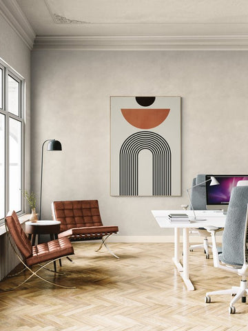 Plakat z czarnym łukiem i ceglastym półkolem na ścianie w eleganckim biurze z parkietem, skórzanymi fotelami i białymi biurkami