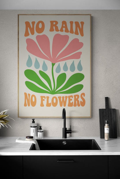 Plakat z napisem "No Rain No Flowers" i kolorową grafiką kwiatu zawieszony nad czarnym zlewem w nowoczesnej kuchni z betonową ścianą