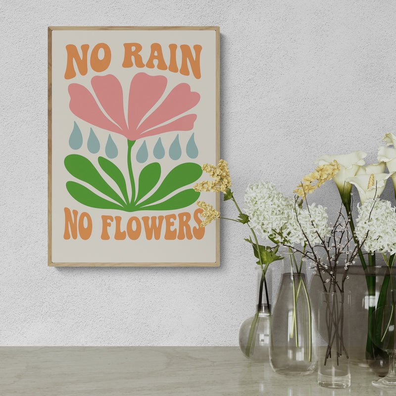 Plakat z napisem "No Rain No Flowers" i kolorową ilustracją kwiatu z kroplami deszczu, zawieszony nad konsolą z wazonami pełnymi świeżych kwiatów