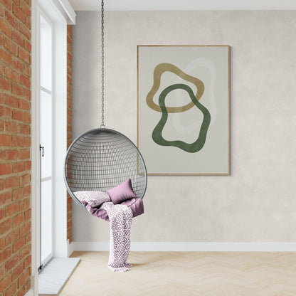 Minimalistyczny plakat z organicznymi kształtami w zieleni i oliwce na jasnym tle, zawieszony w przytulnym kąciku z wiszącym fotelem z poduszkami i kocem w odcieniach fioletu.