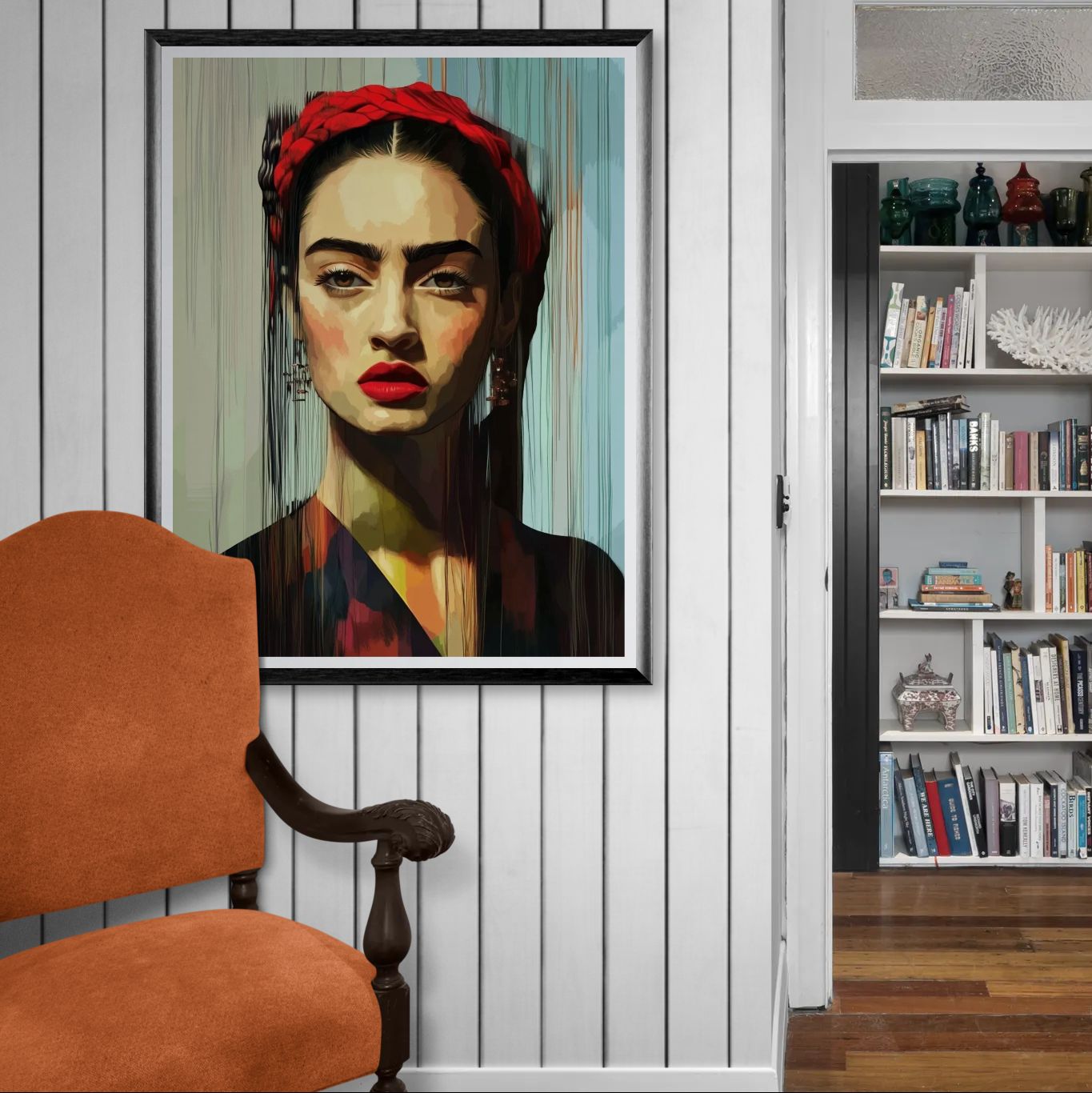 Portret kobiety inspirowany Fridą Kahlo, przedstawiony w nowoczesnej malarskiej stylistyce, zawieszony na ścianie z białą boazerią w klasycznym wnętrzu z rustykalnym fotelem i regałem z książkami.